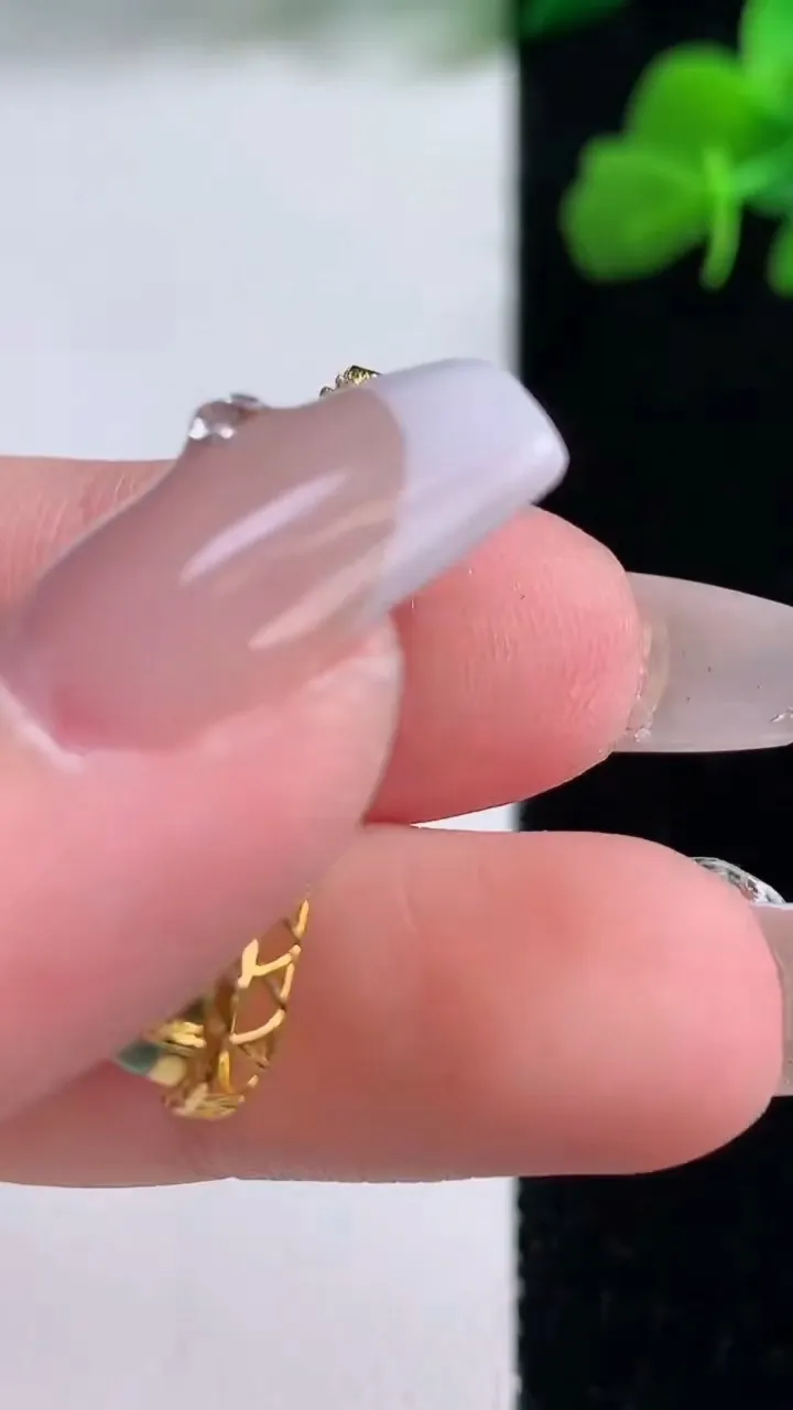 天然A货翡翠福瓜吊坠，尺寸29.5-10-6.7，裸石21.8-7.8重量:2.45g
12月8日