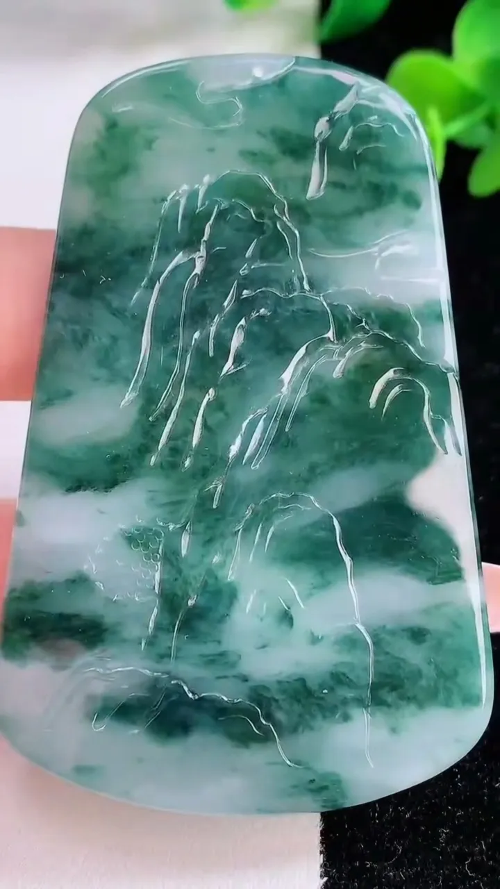 天然A货翡翠冰种飘花府上有龙 龙牌吊坠，尺寸67.6-43-5.3，重量:38.69g
12月8日