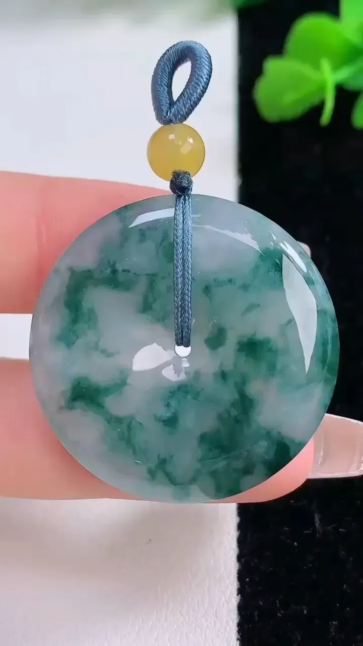 天然A货翡翠冰种飘花平安扣吊坠，尺寸32.3-5.7，重量:13.33g
12月8日