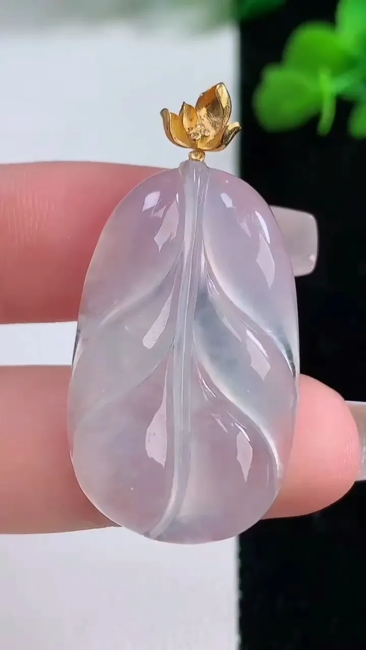 天然A货翡翠种白冰金枝玉叶 叶子吊坠，尺寸32.4-20-4.8，重量:6.78g
12月8日