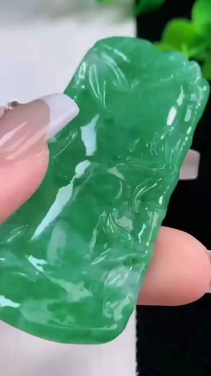 天然A货翡翠节节高升竹节吊坠，尺寸62.2-28.8-5，重量:21.96g
12月8日