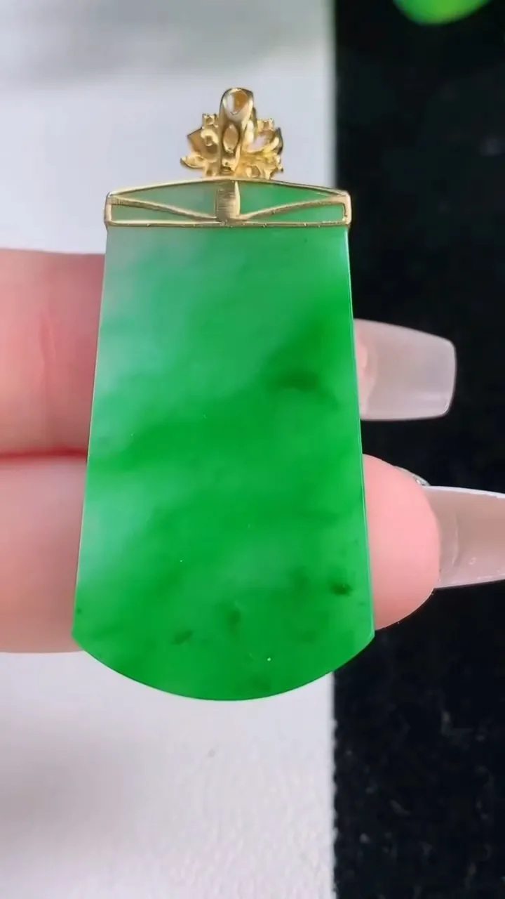 天然A货翡翠无事牌吊坠，尺寸36.5-20-2.8，重量:7.26g
12月8日