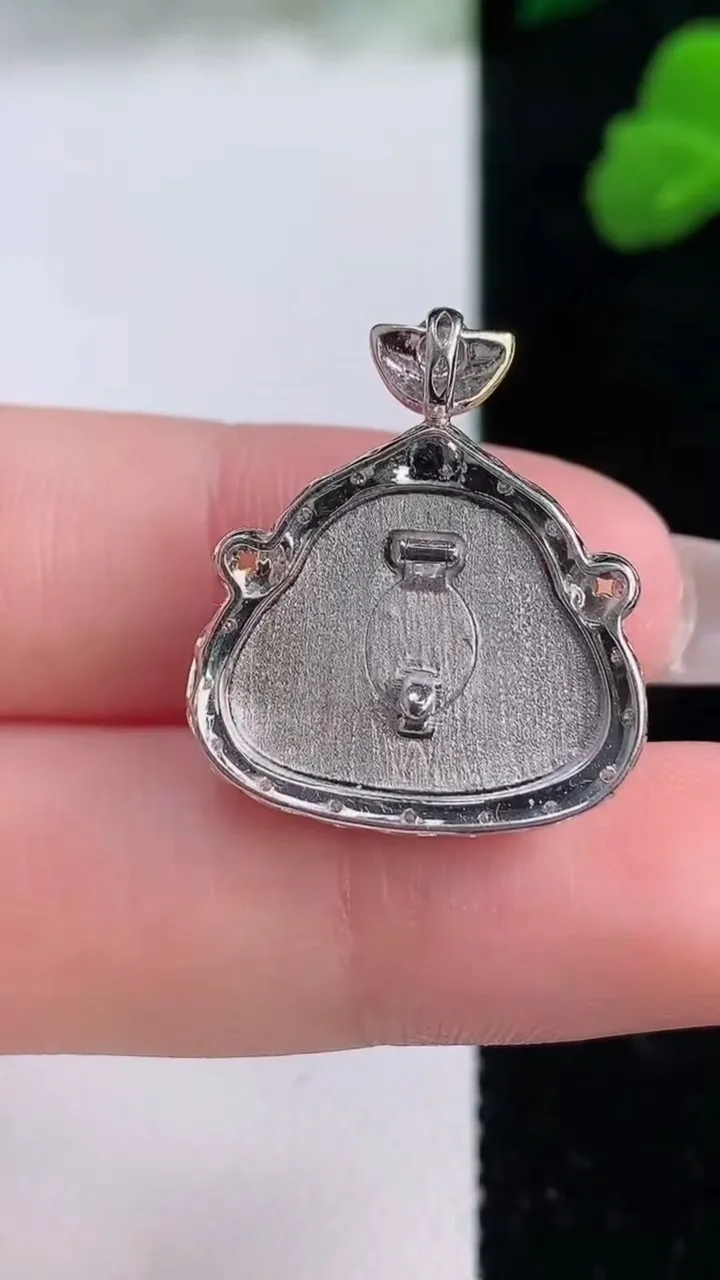 天然A货翡翠财神爷吊坠，尺寸23-20.3-7.5，裸石14-17.2重量:3.73g
12月8日