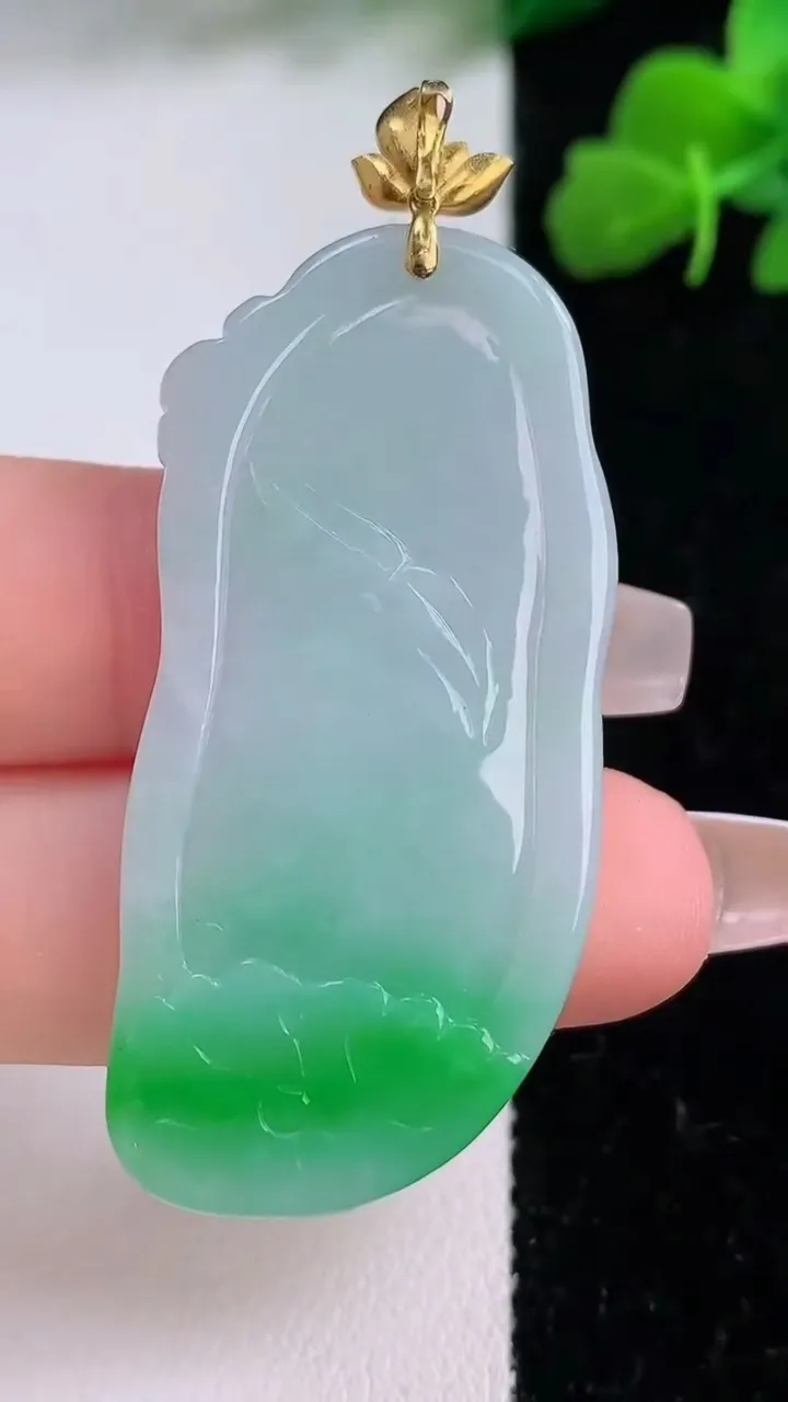 天然A货翡翠大势至菩萨吊坠，尺寸44-22.2-4.5，重量:11.07g
12月8日