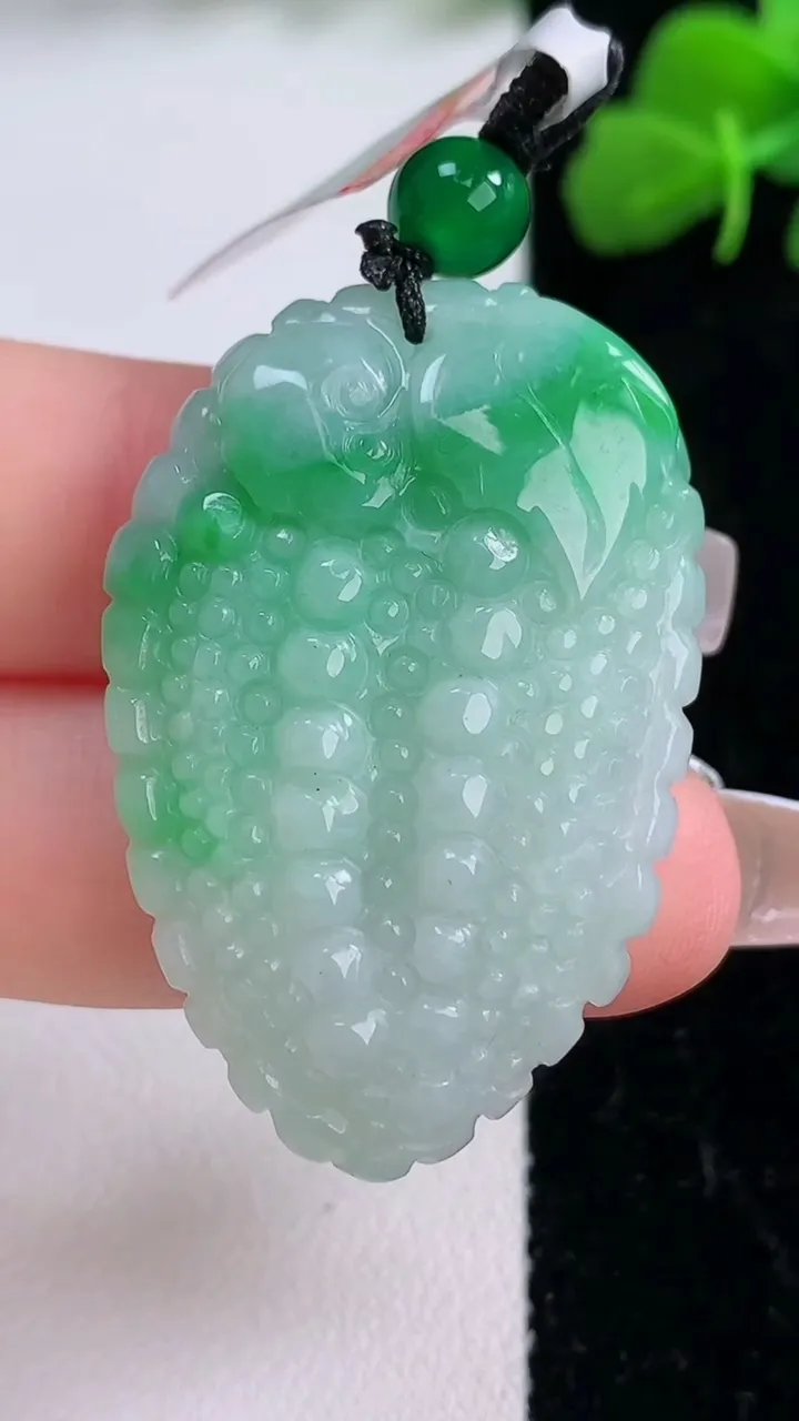 天然A货翡翠苦尽甘来 苦瓜吊坠，尺寸38.3-25.8-10，重量:17.48g
12月8日