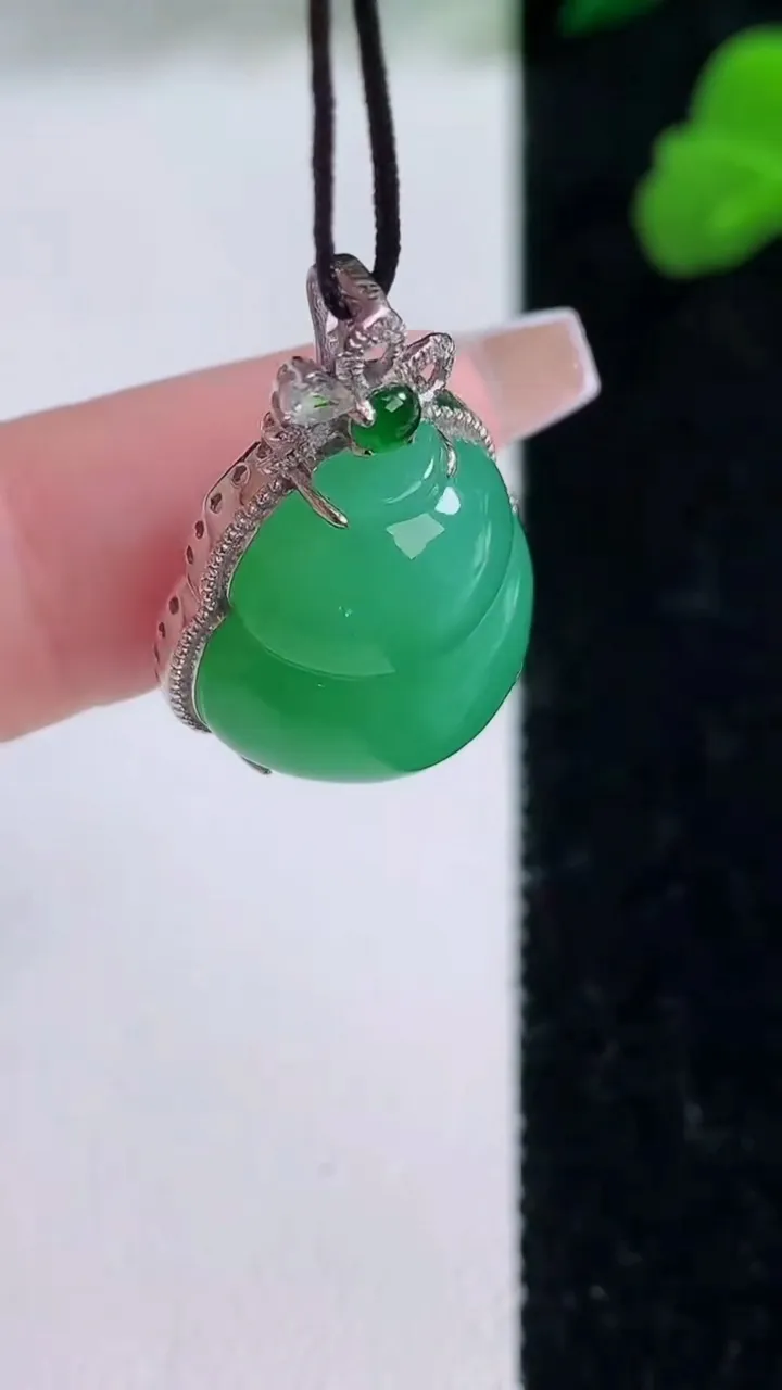 天然A货翡翠葫芦吊坠，尺寸25.3-17.4-9.8，裸石17.6-15.7重量:5.90g
12月8日