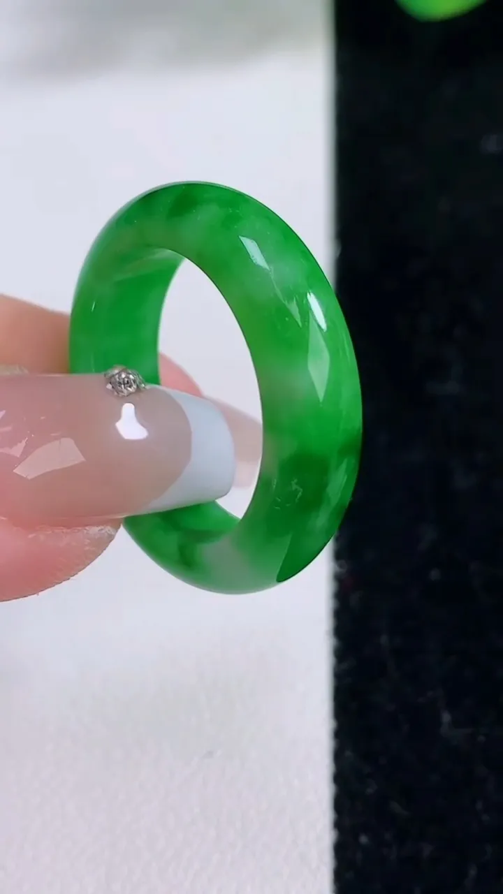 天然A货翡翠指环戒指，尺寸20-6.2-3.7，重量:5.64g2025年12月8日
工厂直销收藏佳品,种好水足，色泽均匀，有种有色，上手高大气！