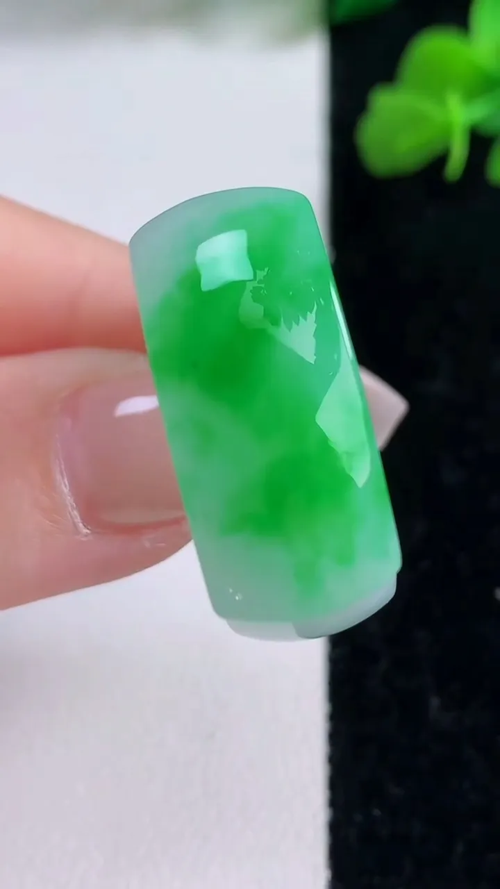 天然A货翡翠马鞍戒指 扳指，尺寸19.3-26-11.3-6，重量:15.14g2025年12月8日
工厂直销收藏佳品,种好水足，色泽均匀，有种有色，上手高大气！