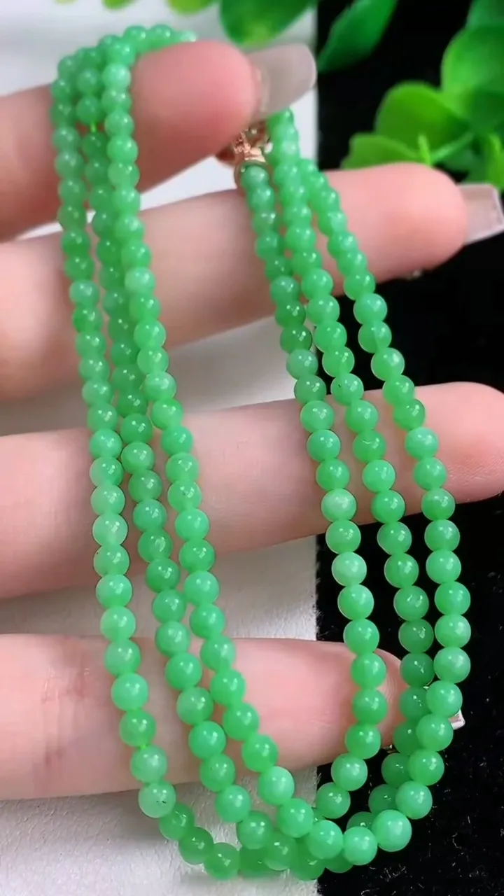 天然A货翡翠小米珠项链，尺寸3.2-194颗，重量:15.30g12月8日
工厂直销收藏佳品,种好水足，色泽均匀，有种有色，上手高大气！