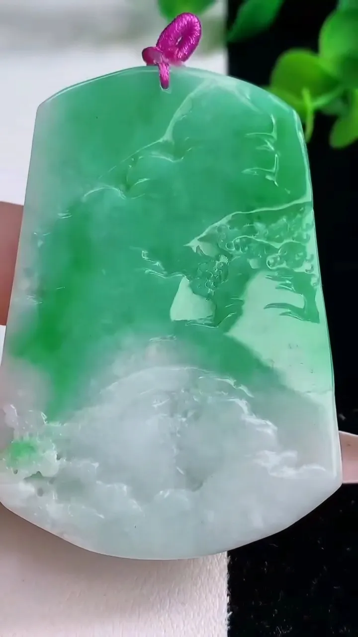 天然A货翡翠山水牌吊坠，尺寸61-44-6.2，重量:36.06g
12月8日