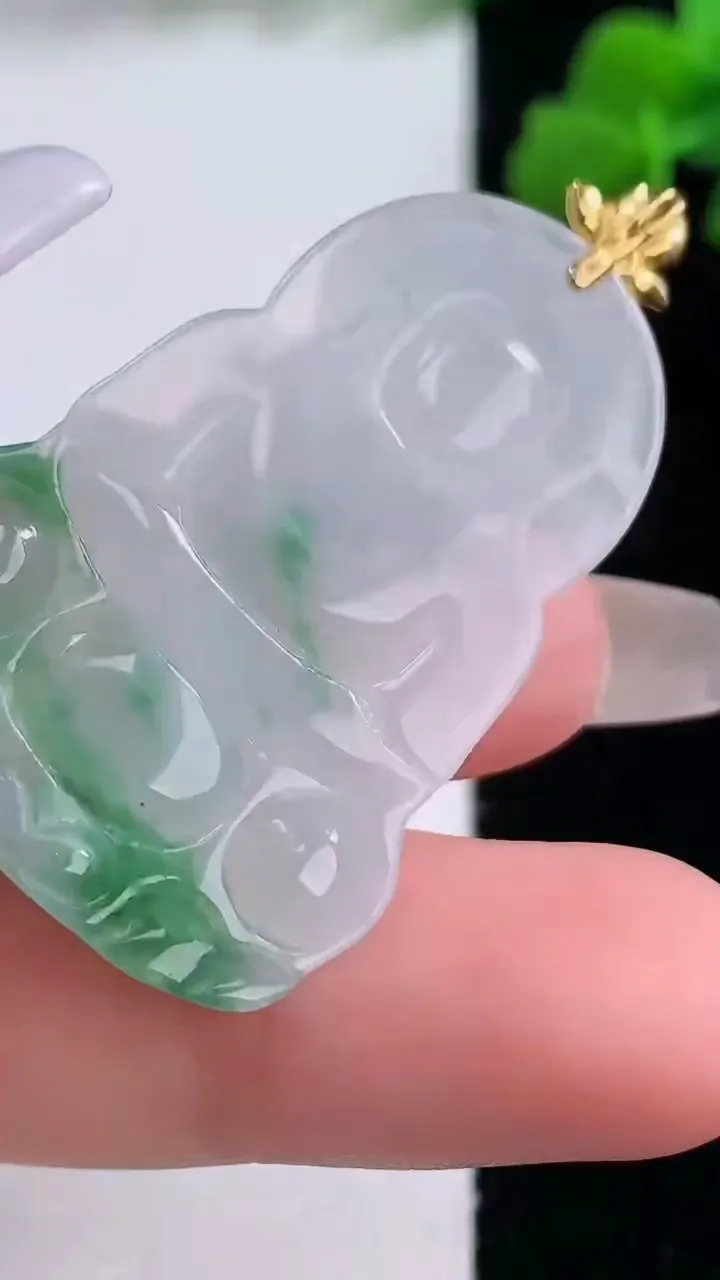 天然A货翡翠种飘花观音菩萨吊坠，尺寸37.7-25.5-3.8，重量:7.00g
12月8日