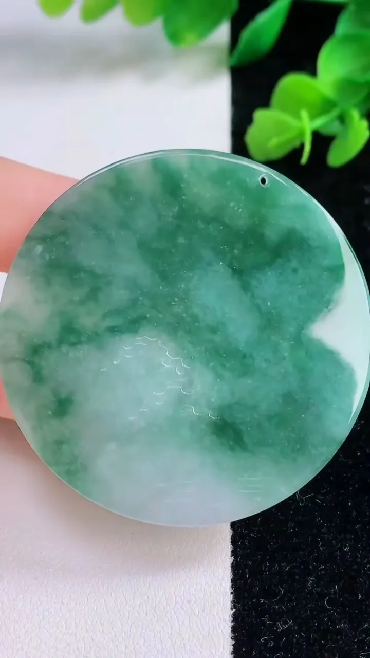 天然A货翡翠山水牌吊坠，尺寸52-5.6，重量:34.48g
12月8日