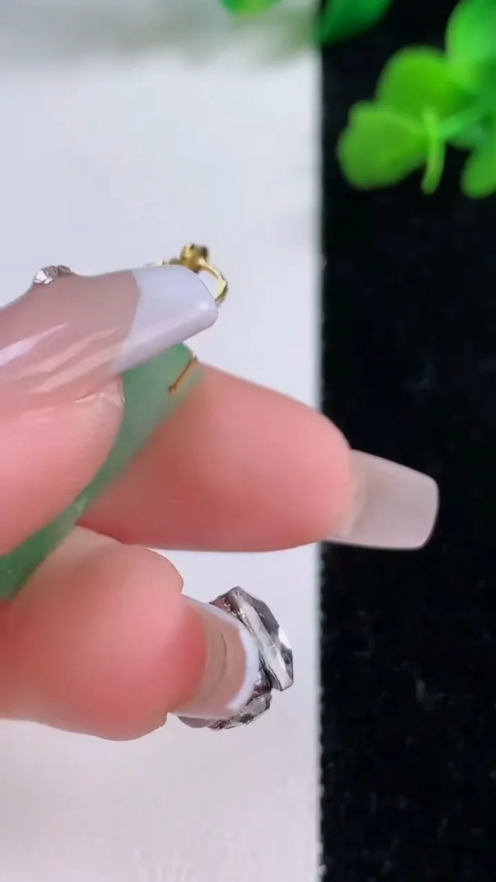 天然A货翡翠无事牌吊坠，尺寸23.4-12.5-5.8，重量:4.88g
12月8日