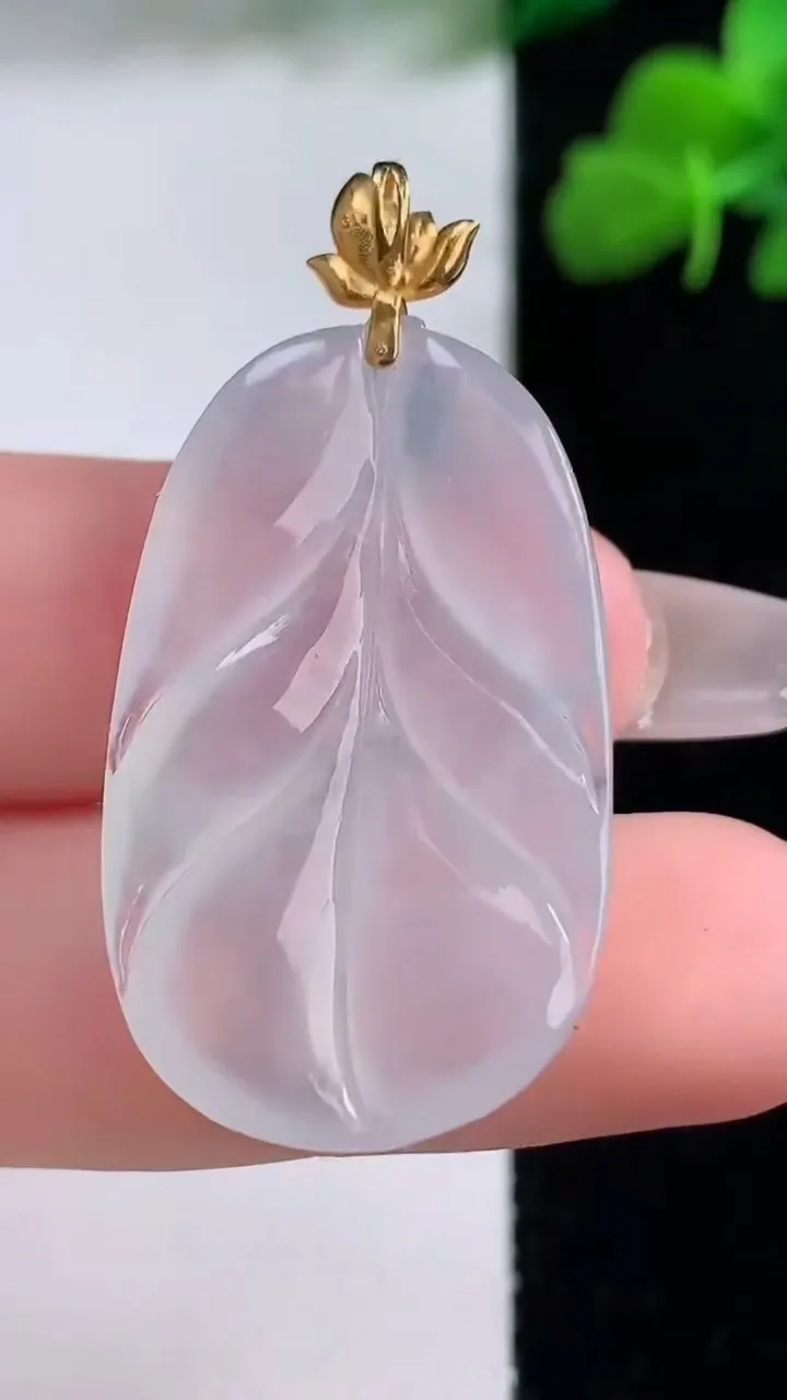 天然A货翡翠种白冰金枝玉叶 叶子吊坠，尺寸32.4-20-4.8，重量:6.78g
12月8日