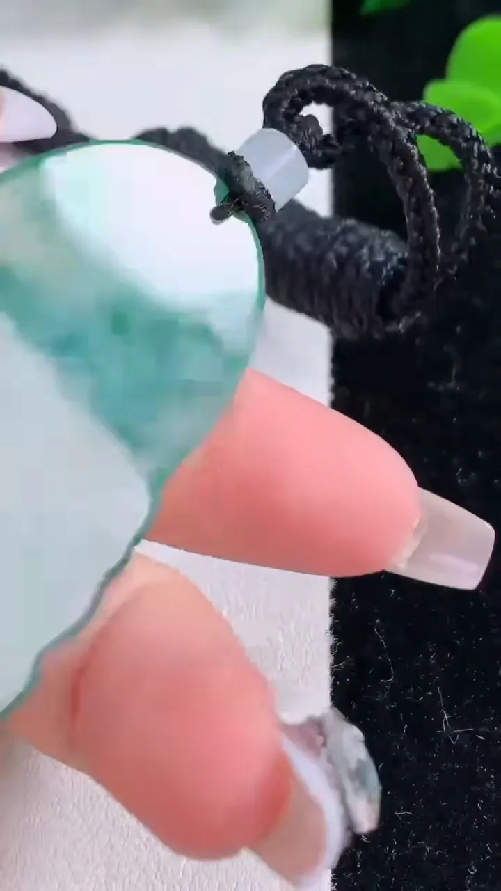 天然A货翡翠种飘花阿弥陀佛吊坠，尺寸57.8-34.8-5.7，重量:27.64g
12月8日