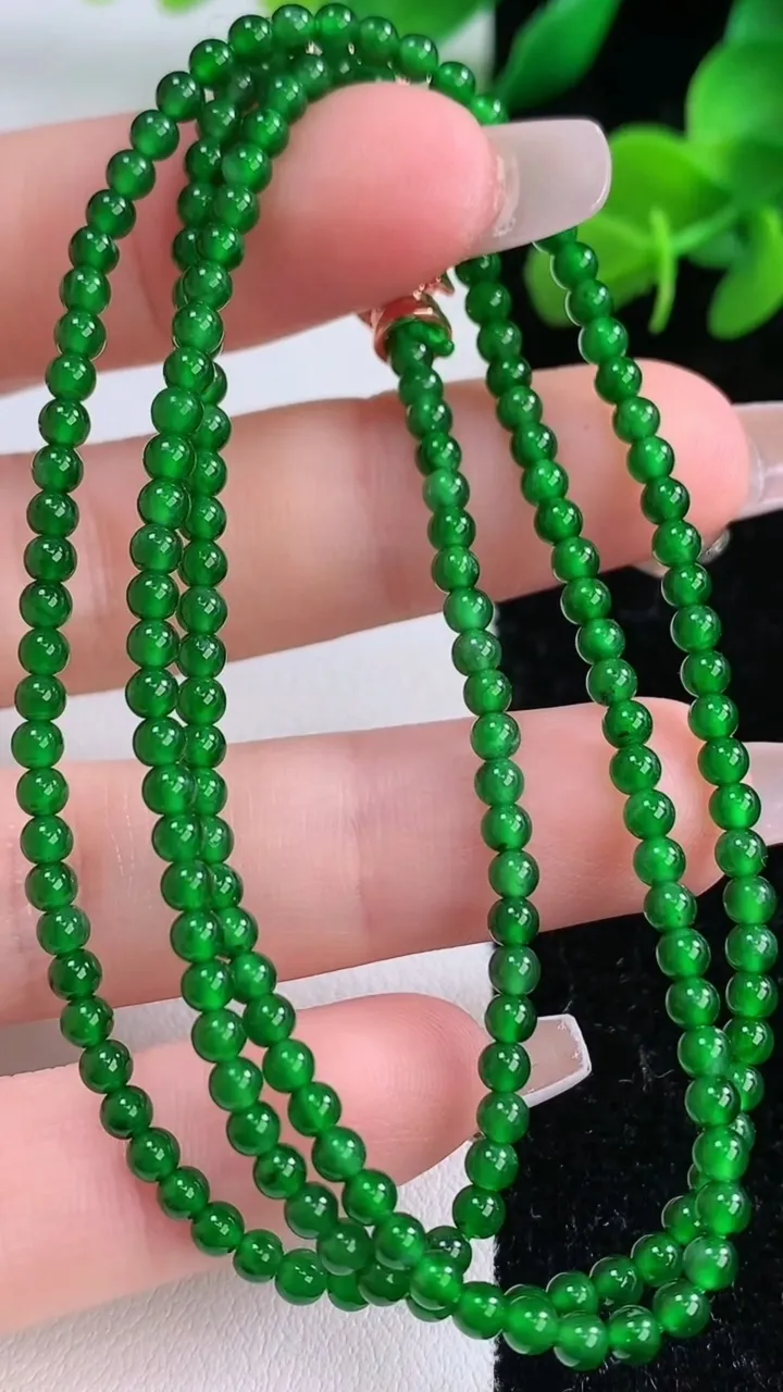 天然A货翡翠小米珠项链，尺寸2.7-184颗，重量:9.39g12月8日
工厂直销收藏佳品,种好水足，色泽均匀，有种有色，上手高大气！
