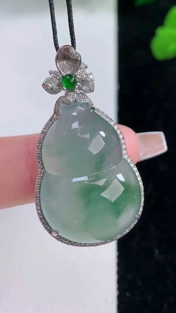 天然A货翡翠种飘花葫芦吊坠，尺寸36-19.7-10.8，裸石24.7-17.3重量:7.66g
1