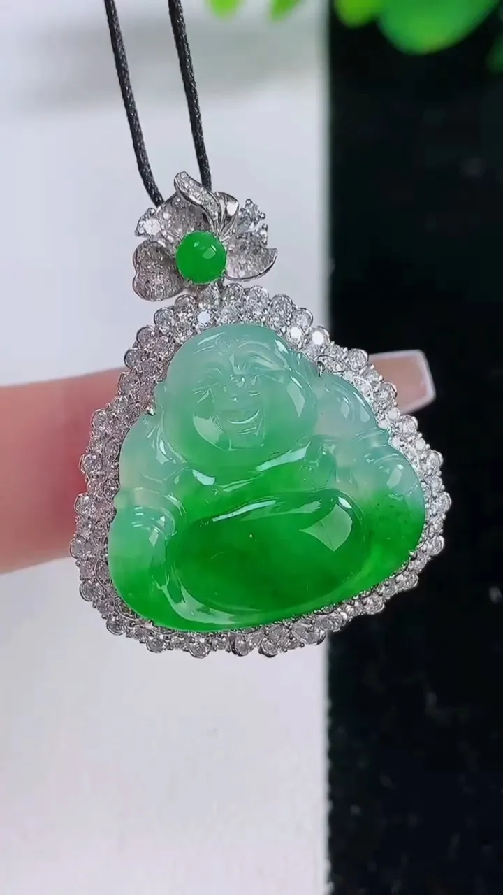 天然A货翡翠佛公吊坠，尺寸33.6-26.5-9.7，裸石19.6-20.8重量:7.88g
12月8日