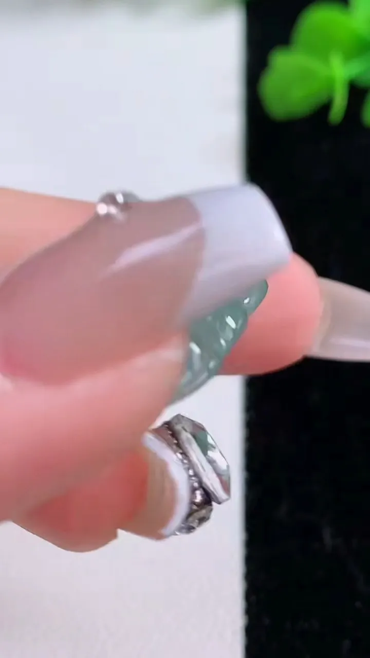 天然A货翡翠佛公吊坠，尺寸24-28.7-6，重量:6.05g
12月8日