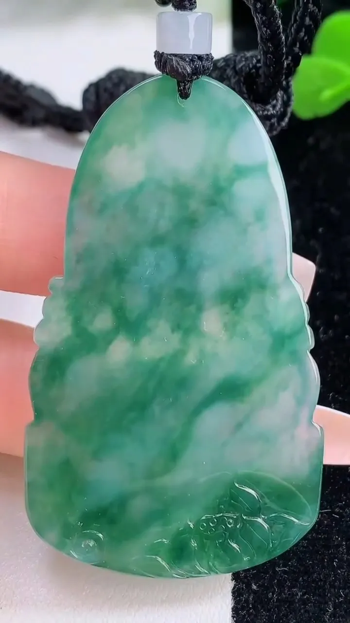 天然A货翡翠种飘花阿弥陀佛吊坠，尺寸57.8-34.8-5.7，重量:27.64g
12月8日