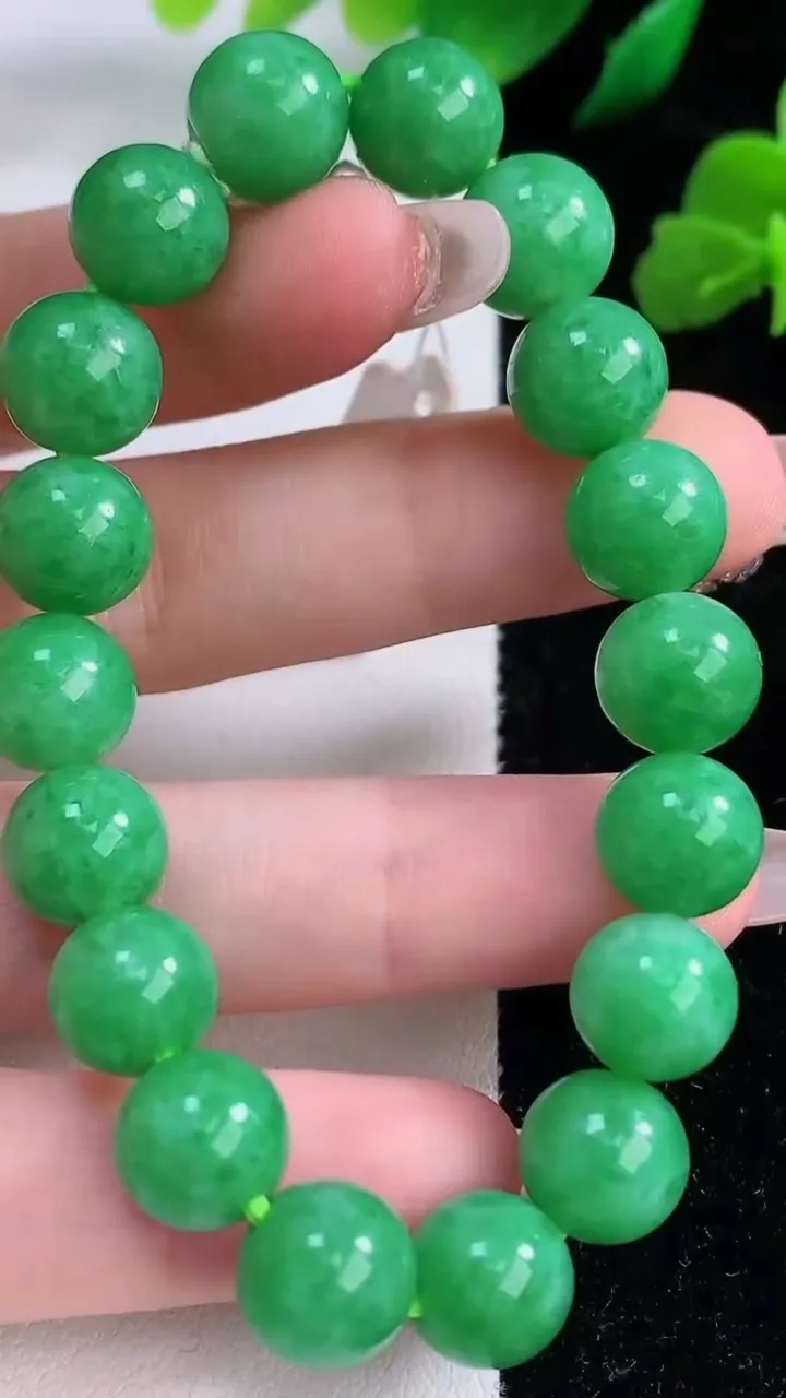 天然A货翡翠圆珠手串，尺寸9.8-18颗，重量:30.51g12月8日
工厂直销收藏佳品,种好水足，色泽均匀，有种有色，上手高大气！