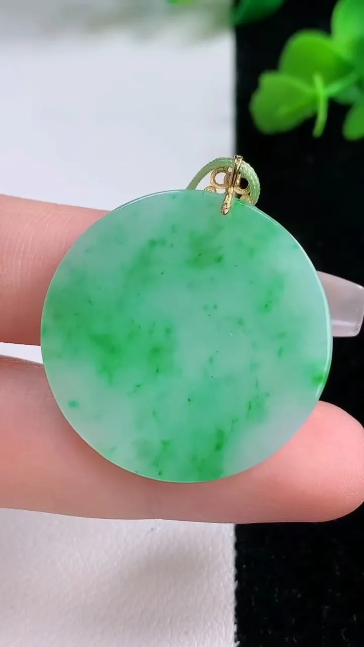 天然A货翡翠无事牌吊坠，尺寸29.2-2.8，重量:7.60g
12月8日