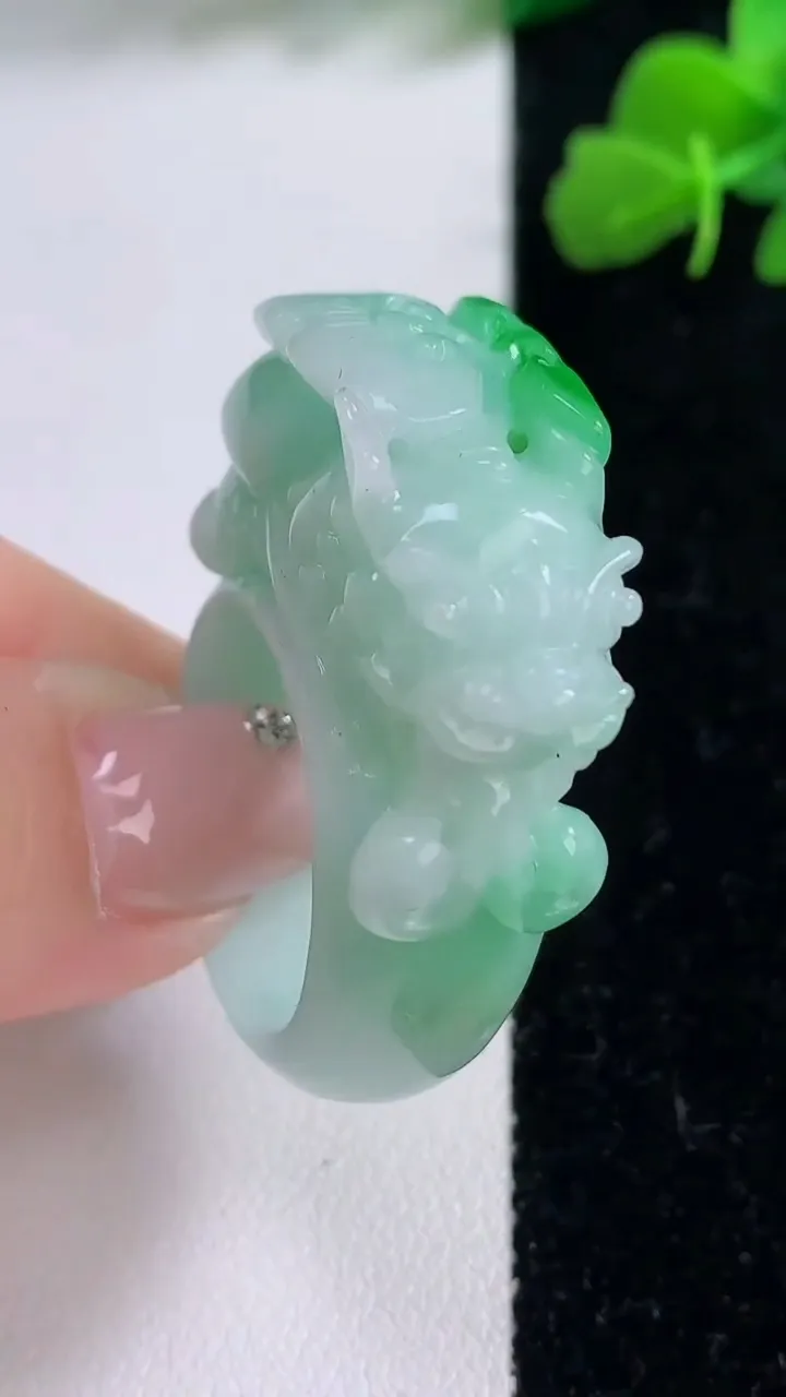 天然A货翡翠貔貅指环扳指，尺寸21.7-29-12.7，重量:26.73g2025年12月8日
工厂直销收藏佳品,种好水足，色泽均匀，有种有色，上手高大气！