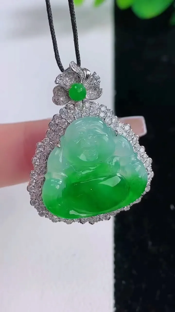 天然A货翡翠佛公吊坠，尺寸33.6-26.5-9.7，裸石19.6-20.8重量:7.88g
12月
