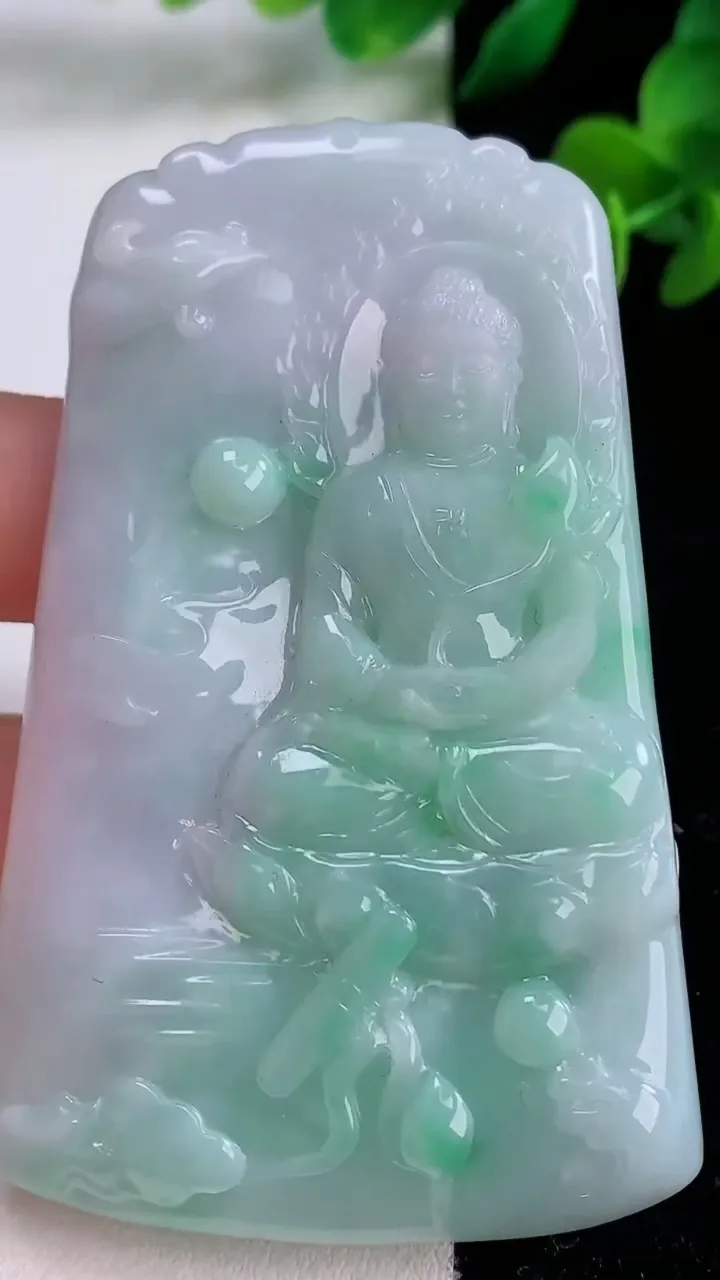 天然A货翡翠大日如来吊坠，尺寸73.3-46.2-7.5，重量:54.78g
12月8日