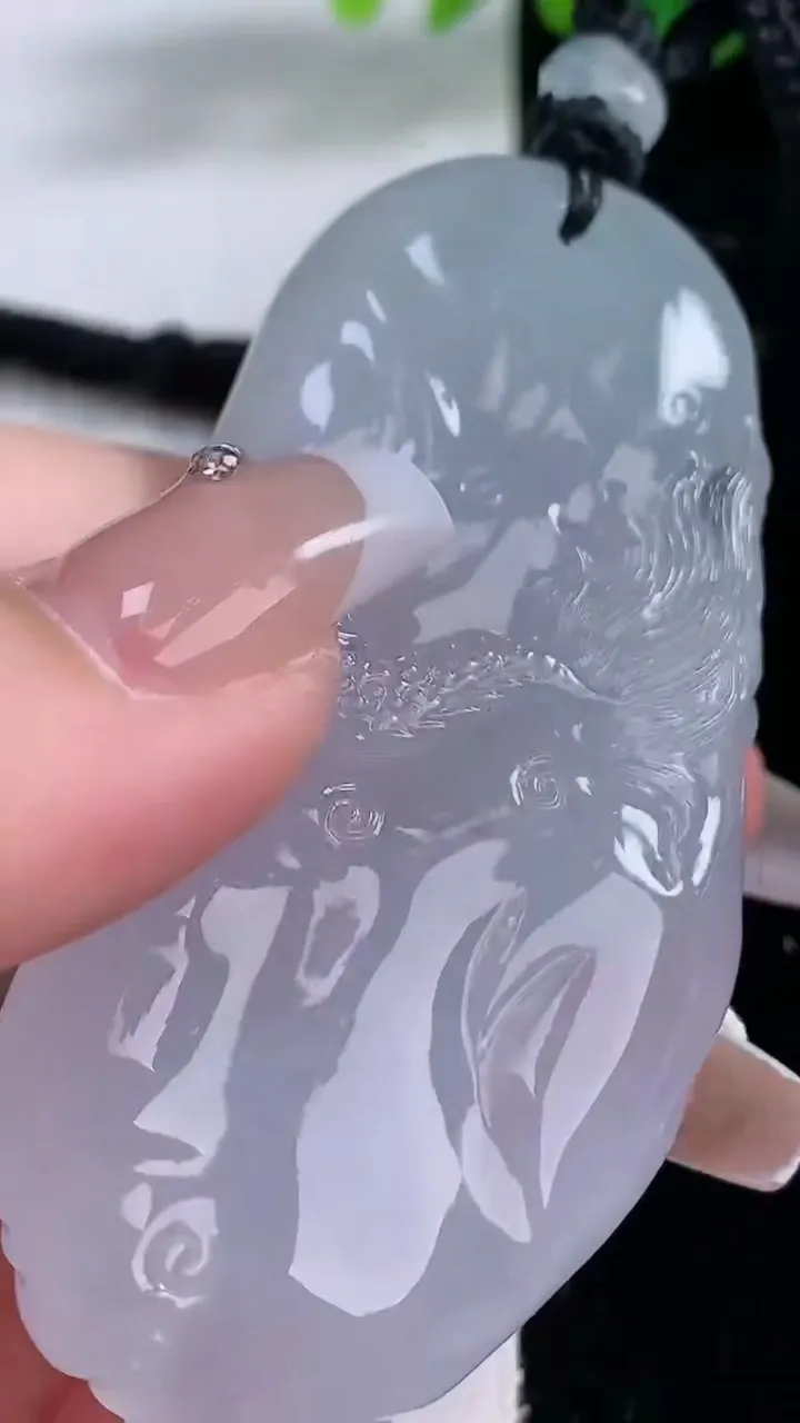 天然A货翡翠种白冰龙牌吊坠，尺寸69.3-34-10.7，重量:53.55g
12月8日