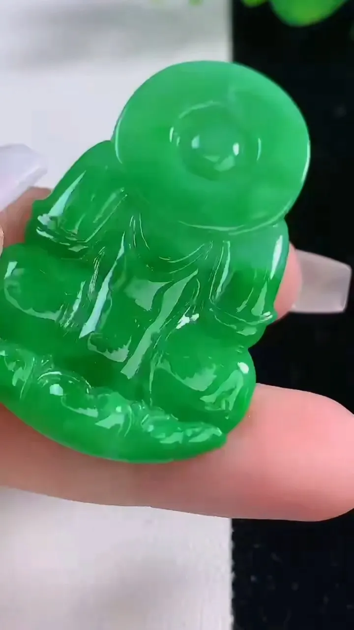 天然A货翡翠观音菩萨吊坠，尺寸48.2-31.2-5.2，重量:15.77g
12月8日