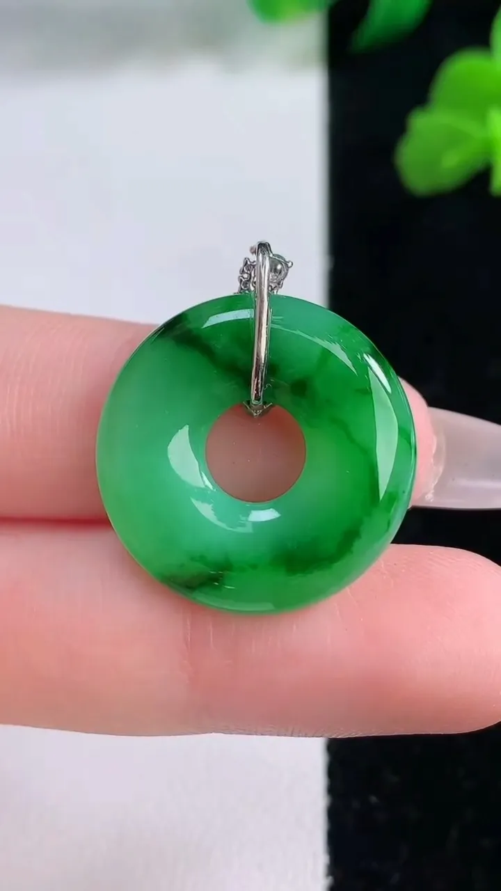 天然A货翡翠平安环吊坠，尺寸22-4.5，重量:4.81g
12月8日