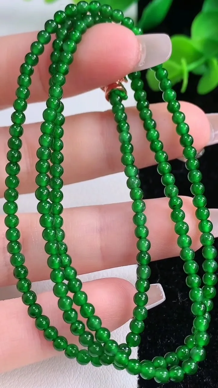 天然A货翡翠小米珠项链，尺寸2.7-184颗，重量:9.39g12月8日
工厂直销收藏佳品,种好水足，色泽均匀，有种有色，上手高大气！