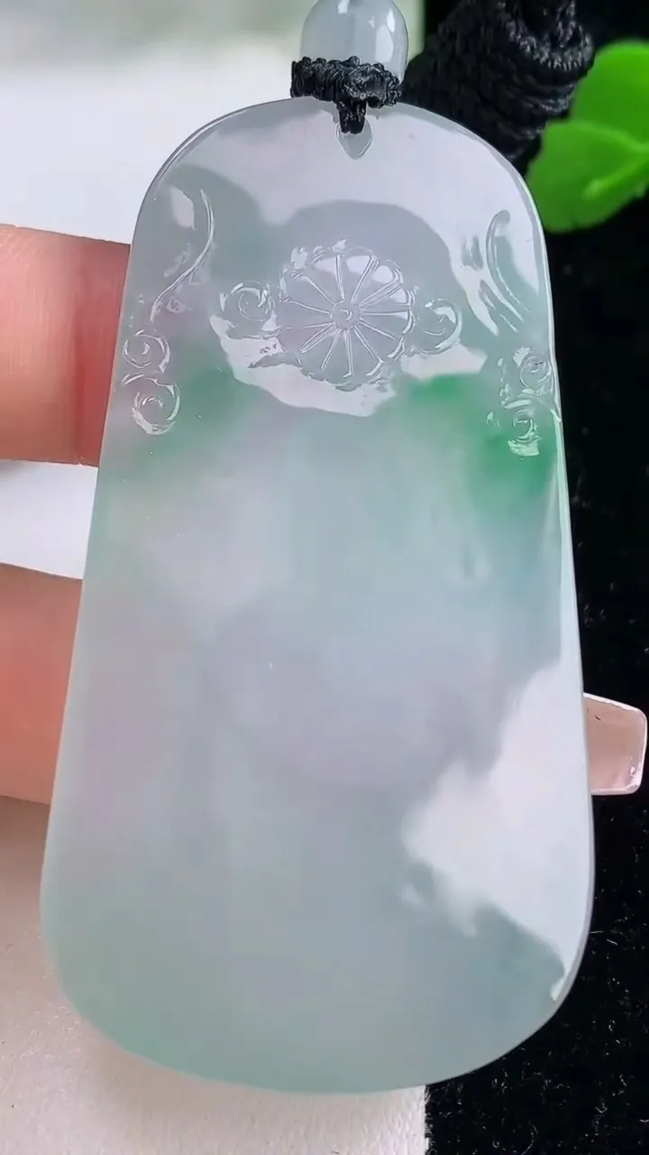 天然A货翡翠观音菩萨吊坠，尺寸63.8-35-5.4，重量:32.00g
12月8日