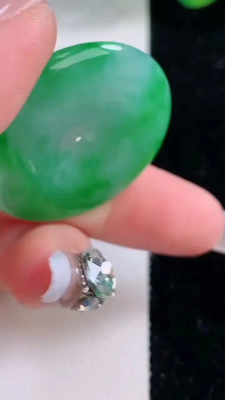 天然A货翡翠平安扣吊坠，尺寸33.3-5.8，重量:15.04g
12月8日