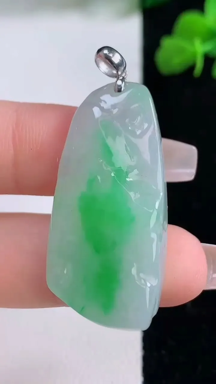 天然A货翡翠原石吊坠，尺寸36.6-17.7-6.5，重量:9.46g
12月8日