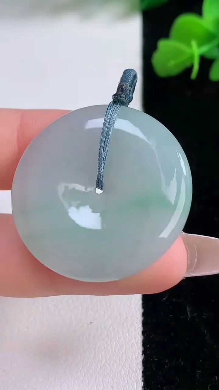 天然A货翡翠平安扣吊坠，尺寸31.8-5，重量:11.90g
12月8日