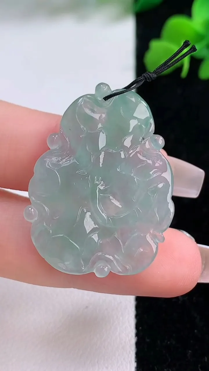 天然A货翡翠年年有余吊坠，尺寸34-26-3.8，重量:6.10g
12月8日