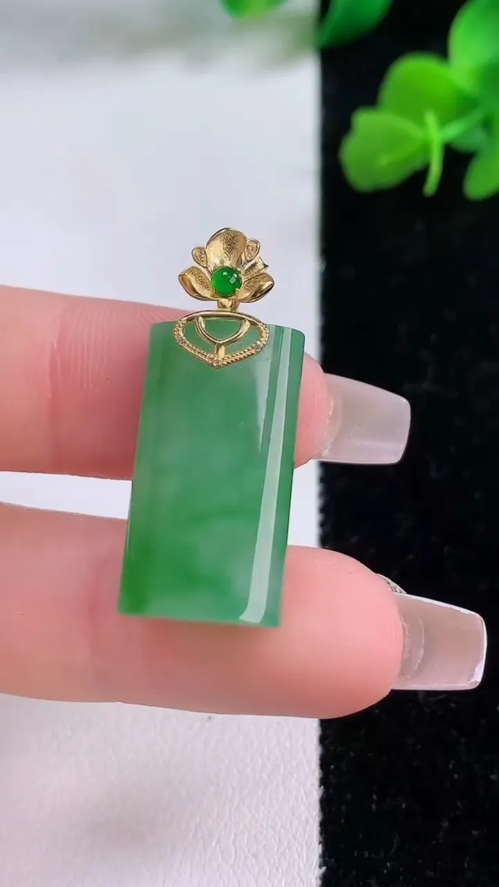 天然A货翡翠无事牌吊坠，尺寸23.4-12.5-5.8，重量:4.88g
12月8日