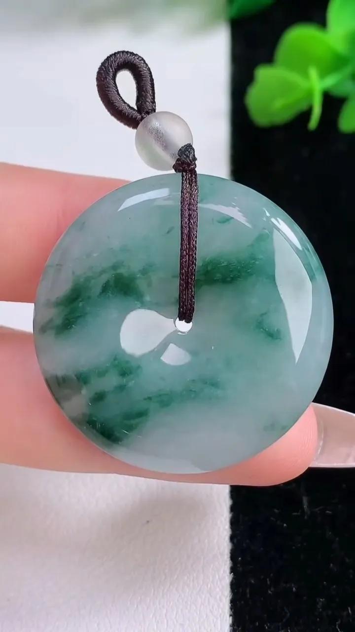 天然A货翡翠冰种飘花平安扣吊坠，尺寸32.8-6，重量:13.55g
12月8日