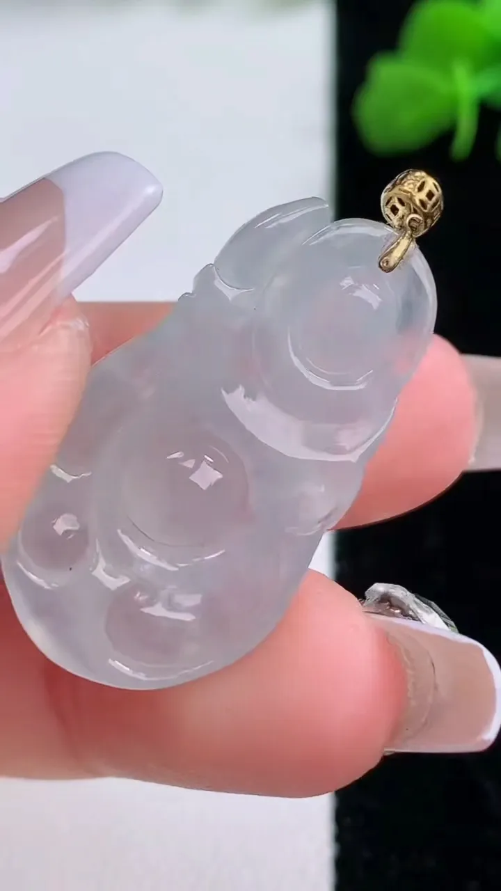 天然A货翡翠种白冰布袋佛吊坠，尺寸29.7-17.7-5.5，重量:5.22g
12月8日