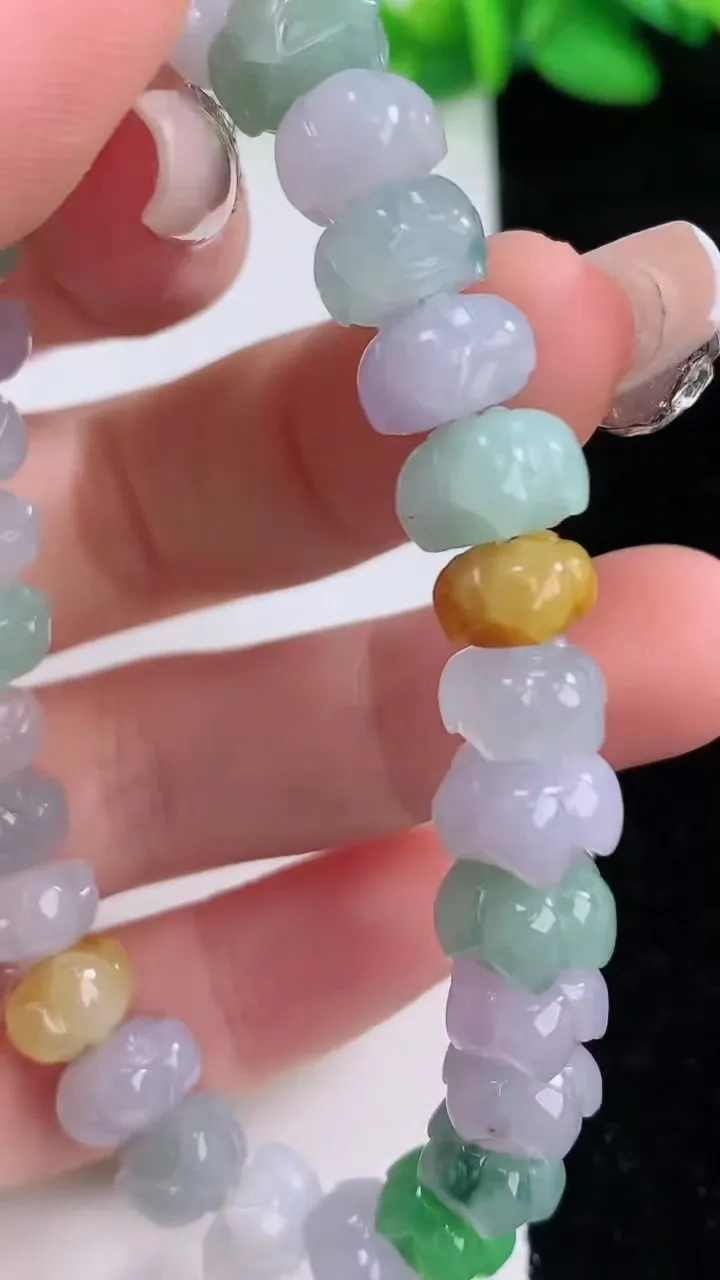 天然A货翡翠三彩莲花手串，尺寸8.2-4.6-30颗 ，重量:25.88g12月9日
工厂直销收藏佳品,种好水足，色泽均匀，有种有色，上手高大气！