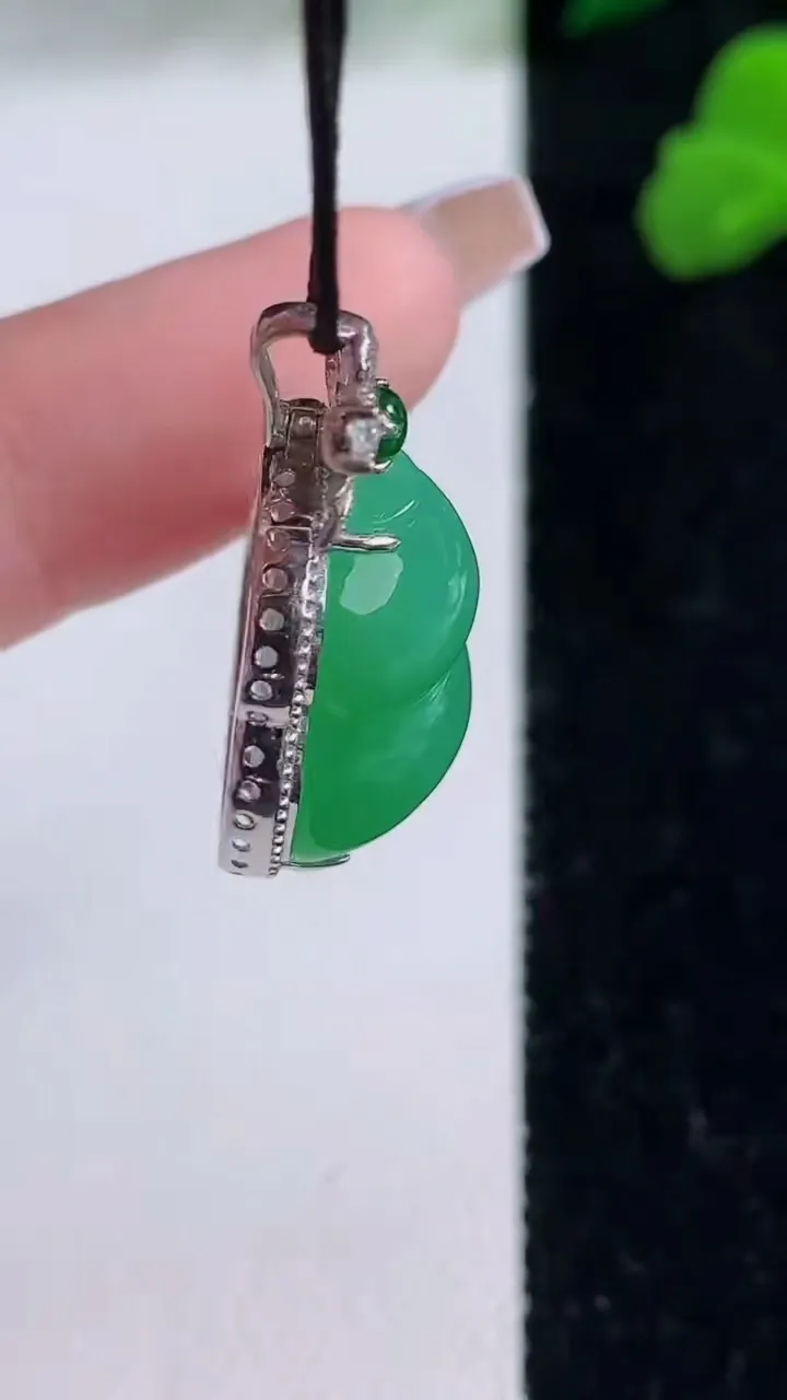 天然A货翡翠葫芦吊坠，尺寸25.3-17.4-9.8，裸石17.6-15.7重量:5.90g
12月8日