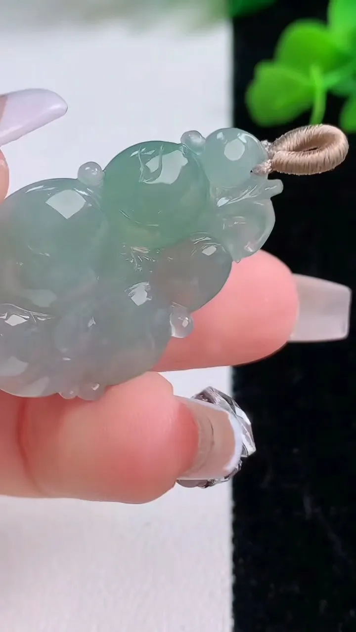 天然A货翡翠生肖猴吊坠，尺寸34.6-22.3-5.8，重量:6.63g
12月8日