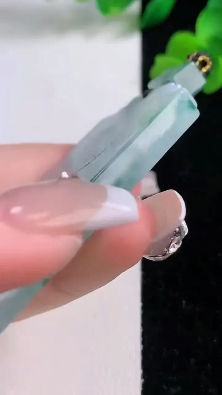 天然A货翡翠飘花仿古无事牌吊坠，尺寸61.2-30.6-6，重量:38.58g
12月8日