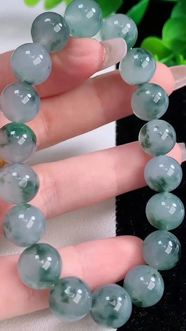 天然A货翡翠种飘花圆珠手串，尺寸10.5-18颗，重量:37.40g12月8日
工厂直销收藏佳品,种好水足，色泽均匀，有种有色，上手高大气！