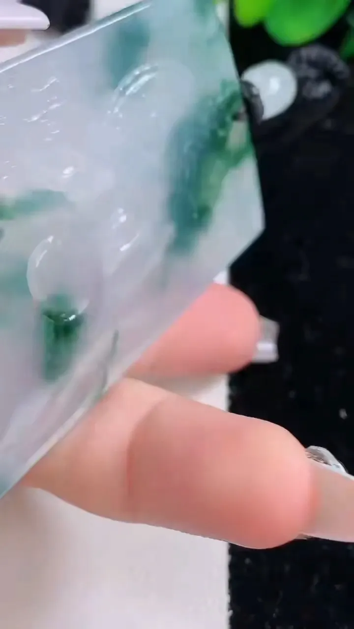 天然A货翡翠种飘花祥龙大势至菩萨吊坠，尺寸70-44-5.5，重量:44.89g
12月8日