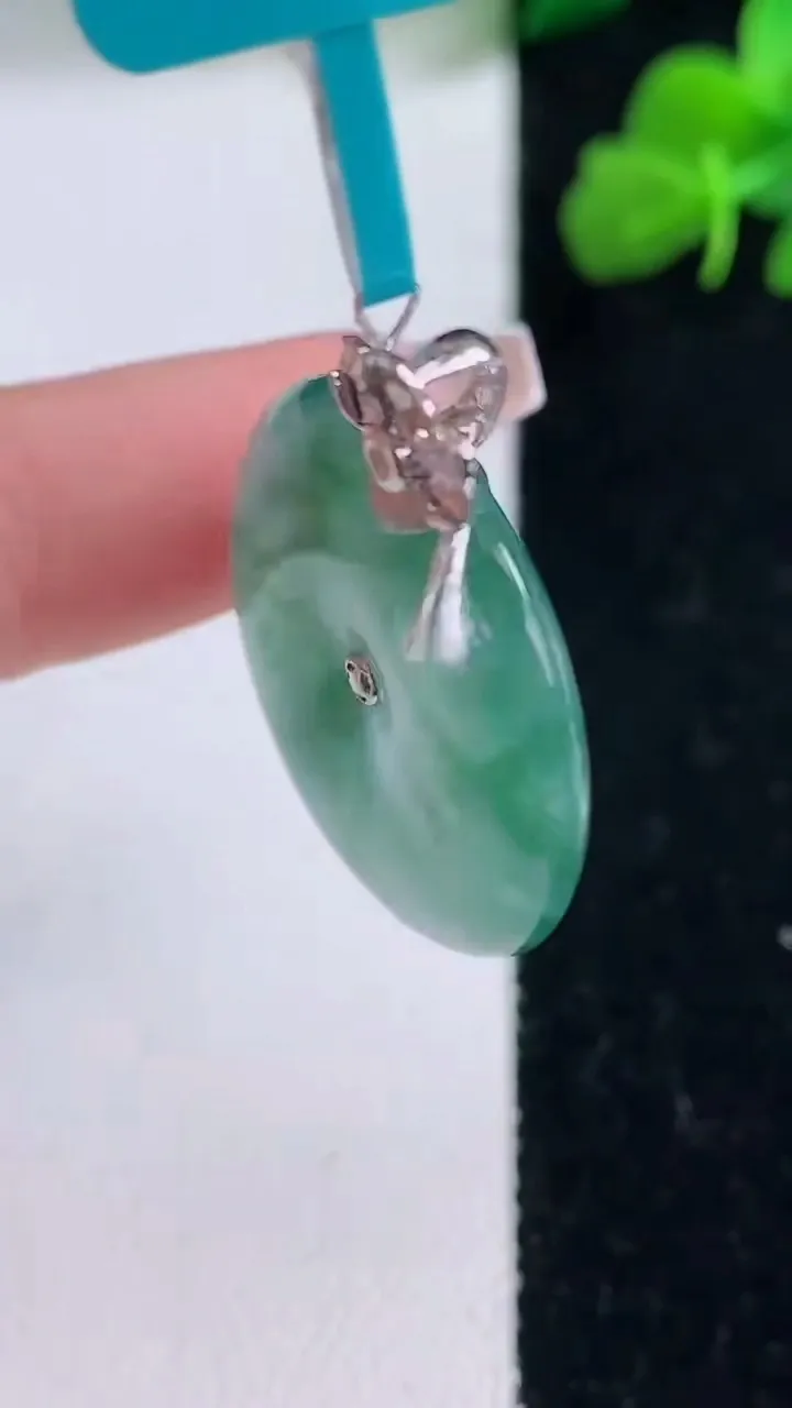 天然A货翡翠种飘花平安扣吊坠，尺寸25.3-5.5，重量:8.17g
12月8日