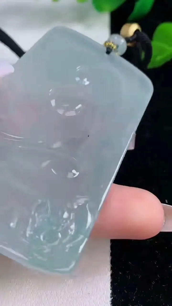 天然A货翡翠种飘花阿弥陀佛吊坠，尺寸71.2-43.2-5.6，重量:43.34g
12月8日