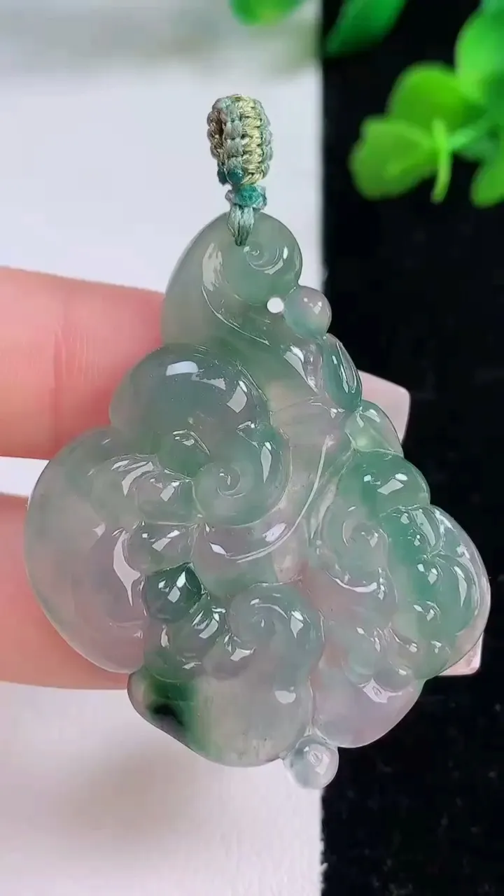 天然A货翡翠冰种飘花如意吊坠，尺寸46-37.4-5.4，重量:12.65g
12月8日
